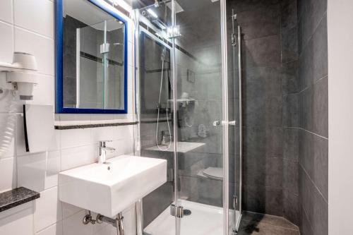 Comfort Hotel Frankfurt Central Station - image 5