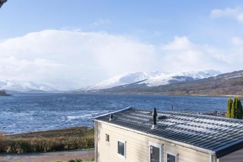 Caravan with Loch View (No Pets)