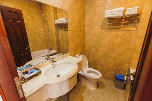 Bathroom, BLUE STAR HOTEL in Huyen Trang Bang