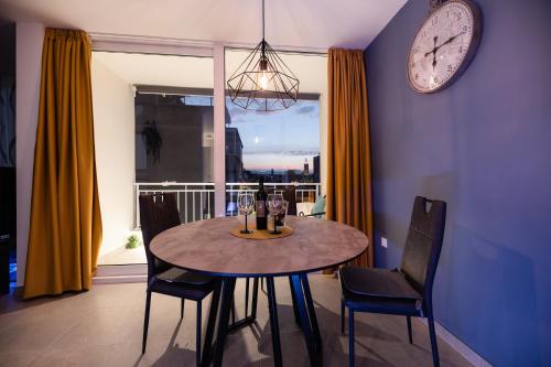 Kailani Luxury Central 3 Bedroom, 3 Bathroom Apartment With a Sunny Balcony