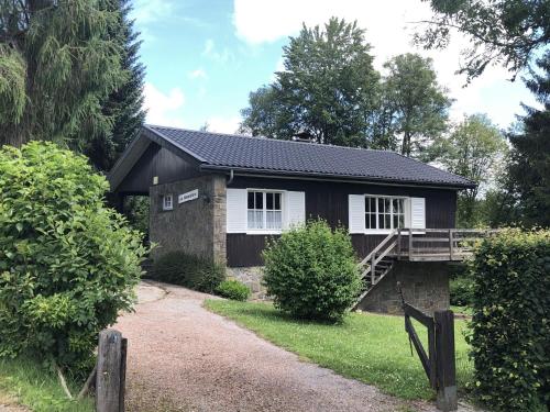 Cozy Chalet with Private Garden near Forest in Longfaye, Ferienwohnung in Malmedy