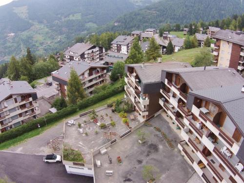  Apartment only approx 60m from the ski lift, Pension in La Tzoumaz