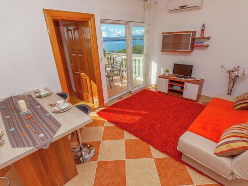 Adorable apartment in Dramalj with pool