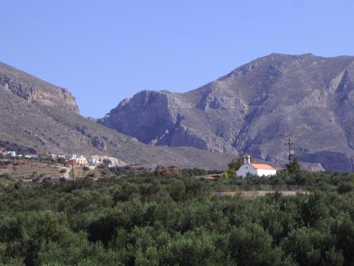 Modish Villa in Lefkogia Crete with Swimming Pool