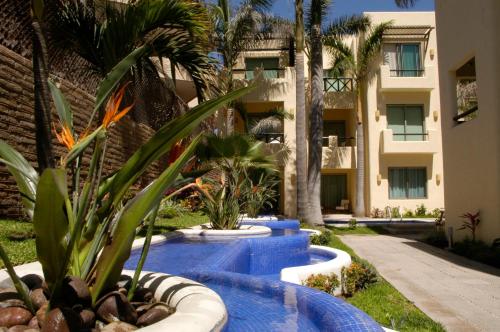 Swimming pool, Zafiro Beach Boutique Resort in Mazatlán