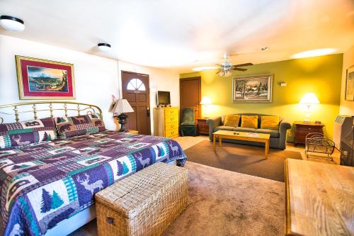 Fox n Bear Cottages Relax and Enjoy Ski or Lake Vacation - image 2