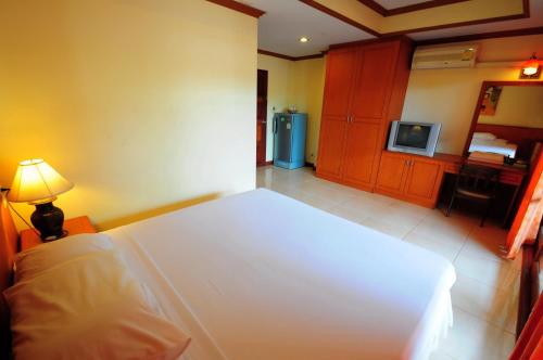 Alina Grande Hotel & Resort Room Type - Deluxe Room with 1 Queen Bed - Non Smoking Alina Grande Hotel & Resort Room Type - Deluxe Room with 1 Queen Bed - Non Smoking