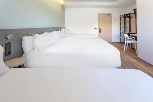 1 double bed, 2 twin beds