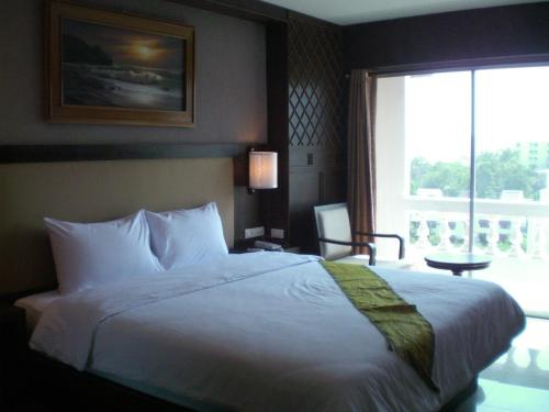 فندق ناريس آرت (Naris Art Hotel) in فرا تامناك هيل