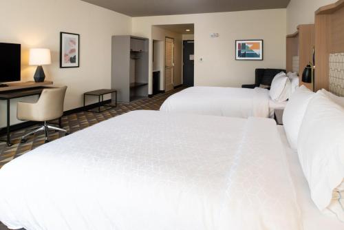 2 queen beds