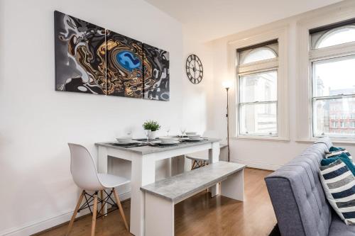 Superb Location Lovely and Bright 2 Bed - image 5