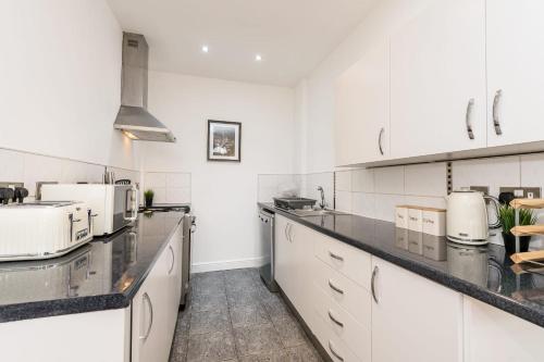 Superb Location Lovely and Bright 2 Bed - image 3