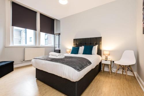 Superb Location Lovely and Bright 2 Bed - image 13