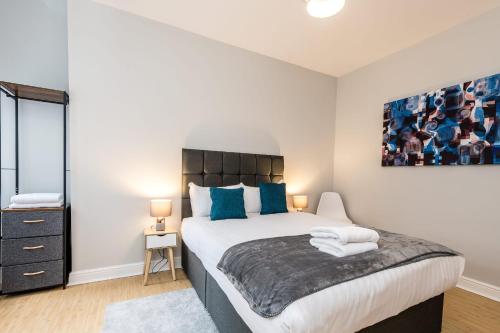 Superb Location Lovely and Bright 2 Bed - image 7