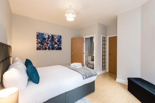 Superb Location Lovely and Bright 2 Bed - image 10