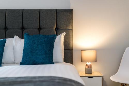 Superb Location Lovely and Bright 2 Bed - main image