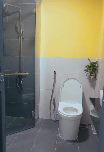Bathroom, Triple-T Homestay in Phuong 6