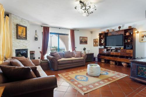 Iekārtas, Villa EMI in Zgornje Škofije