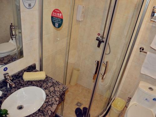 a bathroom with a sink, toilet and shower stall, GreenTree Alliance Beijing Fangshan District Dajian Road Yancun Town Industrial Park Hotel in Beijing
