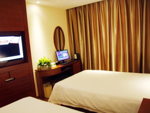 GreenTree Inn Anhui Chuzhou World Trade Plaza Longpan Express Hotel GreenTree Inn Anhui Chuzhou World Trade Plaza Long is a popular choice amongst travelers in Chuzhou, whether exploring or just passing through. The property offers a wide range of amenities and perks 