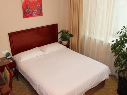 GreenTree Inn Anhui Hefei XiYou Road Business Hotel Stop at GreenTree Inn Anhui Hefei XiYou Road Business Hote to discover the wonders of Hefei. The property offers guests a range of services and amenities designed to provide comfort and convenience. S