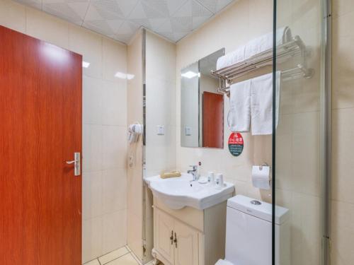 Greentree Inn Liaoning Dalian Development Zone Jinma Road Pedestrian Street Express Hotel Greentree Inn Liaoning Dalian Development Zone Jin is conveniently located in the popular Dalian Development Area area. Featuring a satisfying list of amenities, guests will find their stay at the pro