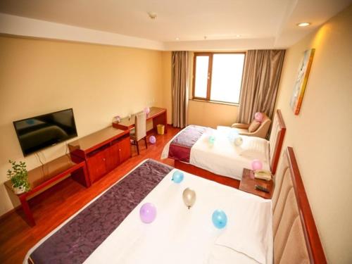 GreenTree Inn Shandong Qingdao Wuyishan Road Jiashike Shopping center Business Hotel Ideally located in the Huangdao area, GreenTree Inn Shandong Qingdao Wuyishan Road Jiash promises a relaxing and wonderful visit. The property has everything you need for a comfortable stay. All the n