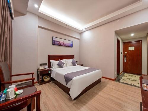 Green Tree Zhu Hai Hong Qi Shang Wu Branch Green Tree Zhu Hai Hong Qi Shang Wu Branch is conveniently located in the popular Jinwan area. Featuring a satisfying list of amenities, guests will find their stay at the property a comfortable one. 