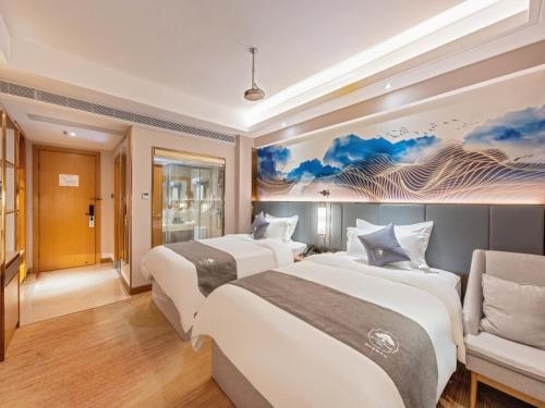 Green Tree Zhu Hai Hong Qi Shang Wu Branch Green Tree Zhu Hai Hong Qi Shang Wu Branch is conveniently located in the popular Jinwan area. Featuring a satisfying list of amenities, guests will find their stay at the property a comfortable one. 