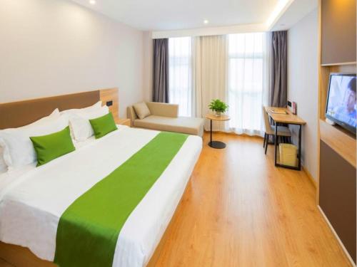 GreenTree Inn Tianjin Xiqing Development Zone Renrenle Square Express Hotel Set in a prime location of Tianjin, GreenTree Inn Tianjin Xiqing Development Zone Renr puts everything the city has to offer just outside your doorstep. The property features a wide range of facilitie