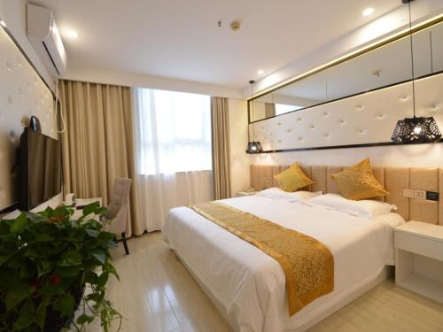 GreenTree Inn JiangSu HuaiAn WanDa Plaza East JianKang Road Business Hotel Stop at GreenTree Inn JiangSu HuaiAn WanDa Plaza East Jian to discover the wonders of Huaian. Offering a variety of facilities and services, the property provides all you need for a good nights sleep