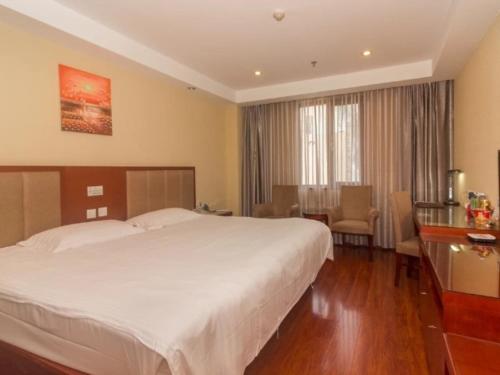 GreenTree Inn Shandong Qingdao Wuyishan Road Jiashike Shopping center Business Hotel Ideally located in the Huangdao area, GreenTree Inn Shandong Qingdao Wuyishan Road Jiash promises a relaxing and wonderful visit. The property has everything you need for a comfortable stay. All the n