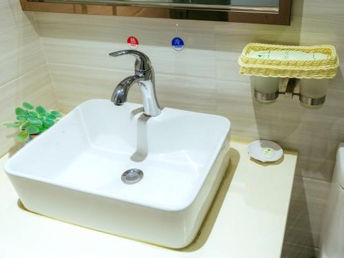 GreenTree Alliance Shanghai Minhang District Hongqiao Hub Huanghua Road Hotel – Shanghai, DC