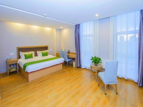 GreenTree Inn Tianjin Xiqing Development Zone Renrenle Square Express Hotel Set in a prime location of Tianjin, GreenTree Inn Tianjin Xiqing Development Zone Renr puts everything the city has to offer just outside your doorstep. The property features a wide range of facilitie