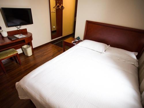 GreenTree Inn Anhui Wuhu Zhongshan Road Pedestrian Street Express Hotel Located in Jinghu, GreenTree Inn Anhui Wuhu Zhongshan Road Pedestrian is a perfect starting point from which to explore Wuhu. Offering a variety of facilities and services, the property provides all y