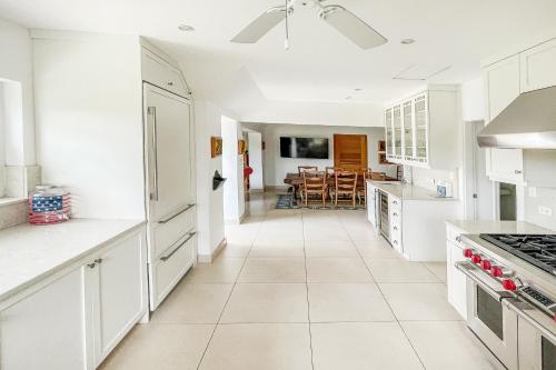 Coral Sea private beachfront panorama with infinity pool in Bermuda