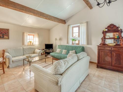 Alluring Holiday Home in Montpezat-de-Quercy with Garden gîte à louer Monteils