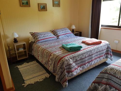 1 queen bed, 1 twin bed