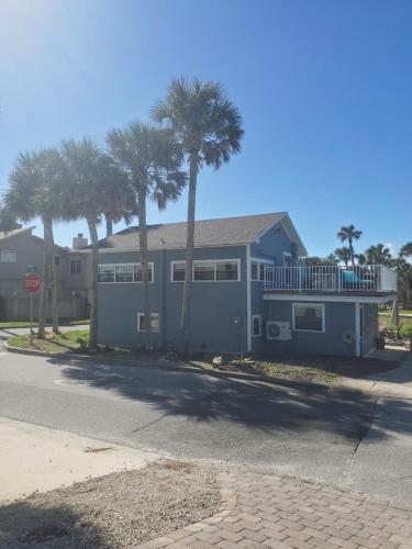 Atlantic Shores Getaway steps from Jax Beach Private House Pet Friendly Near to the Mayo Clinic - UNF - TPC Sawgrass - Convention Center - Shopping Malls - Under 3 Hours from DISNEY