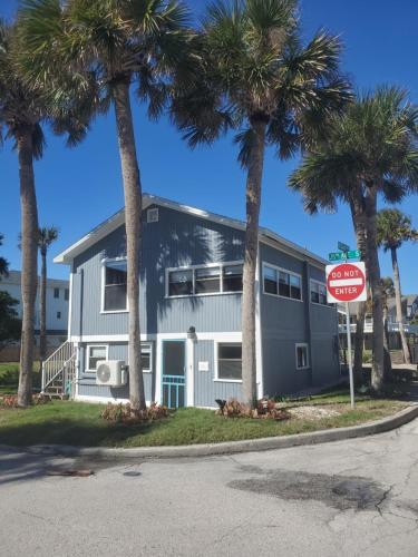 Atlantic Shores Getaway steps from Jax Beach Private House Pet Friendly Near to the Mayo Clinic - UNF - TPC Sawgrass - Convention Center - Shopping Malls - Under 3 Hours from DISNEY