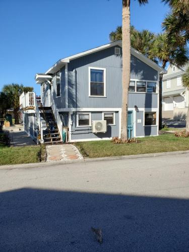 Atlantic Shores Getaway steps from Jax Beach Private House Pet Friendly Near to the Mayo Clinic - UNF - TPC Sawgrass - Convention Center - Shopping Malls - Under 3 Hours from DISNEY