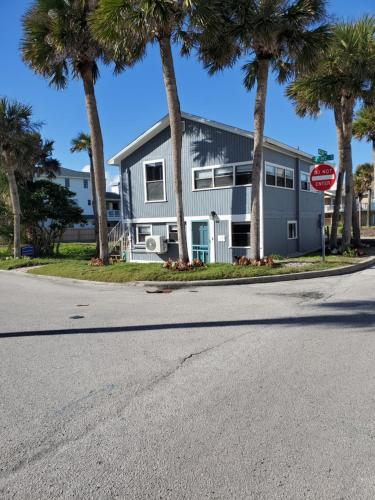 Atlantic Shores Getaway steps from Jax Beach Private House Pet Friendly Near to the Mayo Clinic - UNF - TPC Sawgrass - Convention Center - Shopping Malls - Under 3 Hours from DISNEY