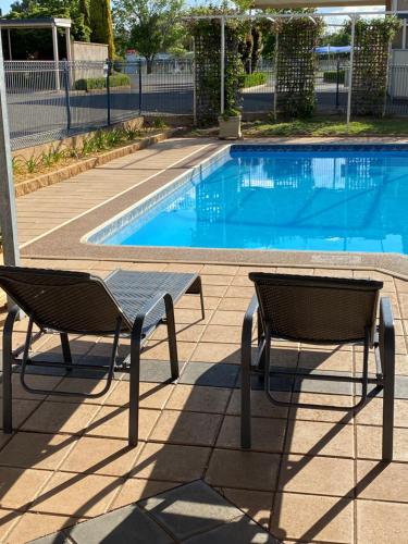 Swimming pool, Country Gardens Motel in Coonabarabran