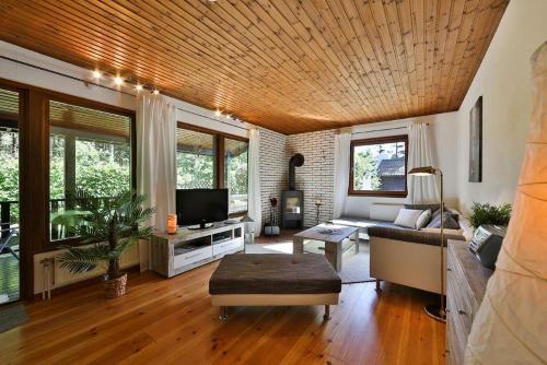 Waldsee-Ferienhaus-mit-Kamin-W-Lan - image 11