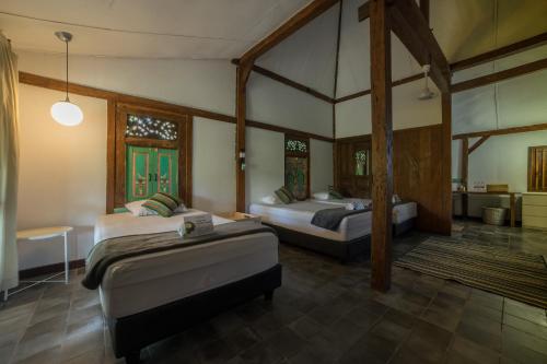 2 bedrooms, 7 beds