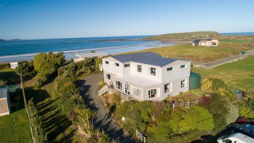 Lazy Dolphin Lodge - Photo 1 in Waikawa, New Zealand