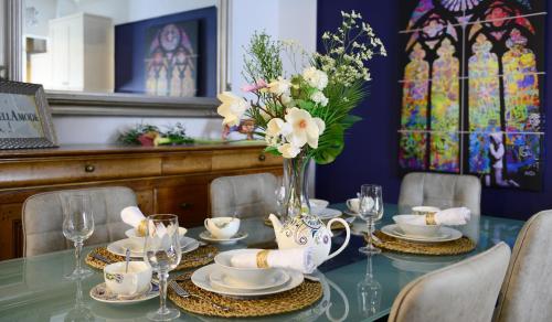 'the Hillside' - Entire House - Free Multiple Parking - Superfast Wifi, Canterbury, Kent