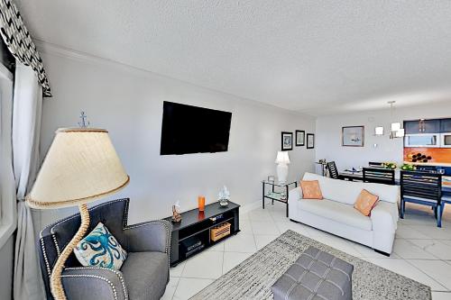 Beachfront Resort - Gulf-Front View Balcony & Pool condo - image 4