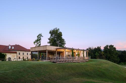 277383378 Hotel Grad Otočec - Relais Chateaux