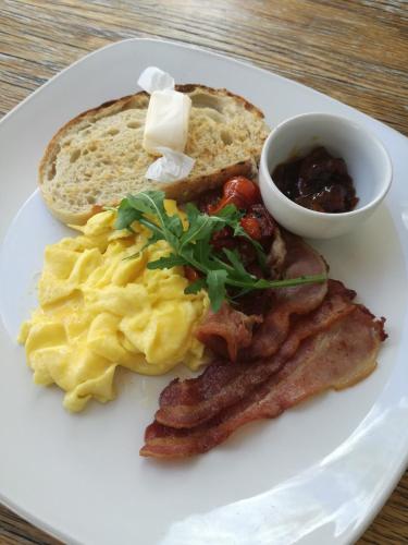 อาหารและเครื่องดื่ม, TwentyFour 17 Inn in เฮอร์มานัส